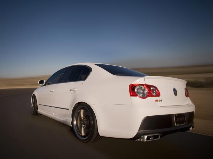  Volkswagen Passat R GT Concept 2005 года  (фото 2 из 13)